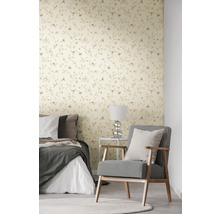 Schlafzimmer mit blumiger Tapete, Bett und Sessel