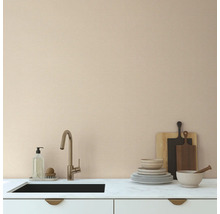 Scène de cuisine avec évier, robinet, planches à découper et vaisselle sur un comptoir de cuisine