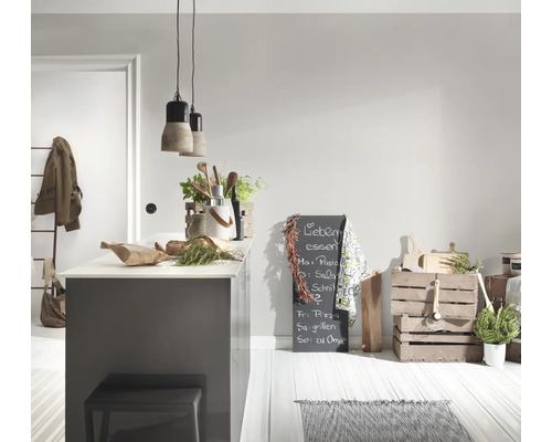 Cuisine claire avec îlot, tableau noir avec menu et caisses en bois comme décoration