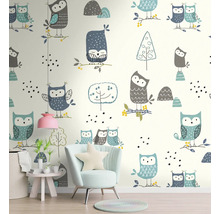 Raumgestaltung mit Tapete mit Eulenmuster, Sessel und Beistelltisch