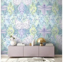 Raum mit Tapete mit Schmetterlingen und Libellen hinter einem Sideboard