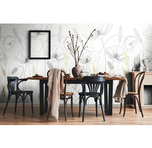 Esszimmer mit Esstisch, Stühlen und Blumentapete