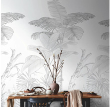 Salle à manger avec table et papier peint jungle à motifs végétaux