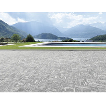 Pavés autobloquants sur une terrasse avec piscine et vue sur la montagne