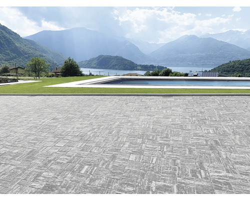 Pavés autobloquants sur une terrasse avec piscine et vue sur la montagne