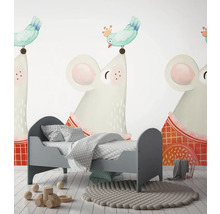 Kinderzimmer mit Bett, Teppich, Spielzeug und Wandbild mit Maus- und Vogelmotiven.