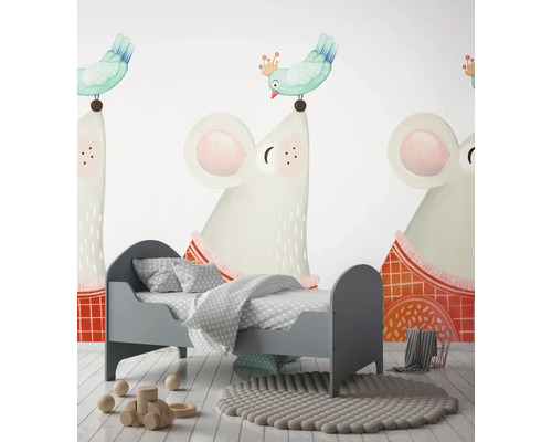 Kinderzimmer mit Bett, Teppich, Spielzeug und Wandbild mit Maus- und Vogelmotiven.