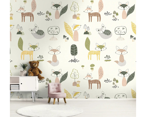 Kinderzimmer mit Tapete mit Fuchsmotiv, kleinem Schrank, Stuhl und Teppich
