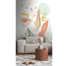 Wohnzimmer mit Couch, Beistelltisch und einer Wand mit Pflanzenmuster