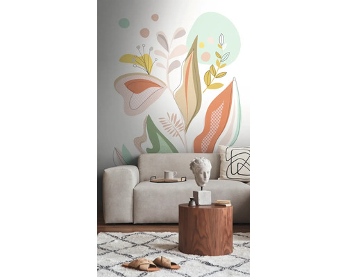 Wohnzimmer mit Couch, Beistelltisch und einer Wand mit Pflanzenmuster