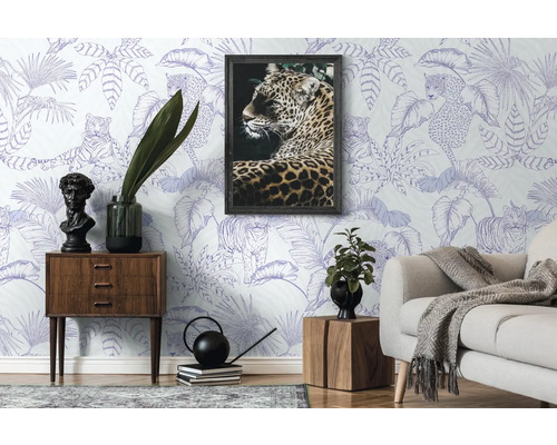 Salon avec papier peint à motifs, armoire, canapé et décorations