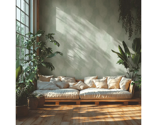 Pièce lumineuse avec canapé en palettes, coussins et plantes d'intérieur