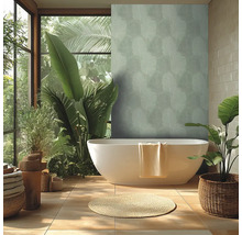 Salle de bains lumineuse avec baignoire îlot, plantes et papier peint floral pour une ambiance relaxante