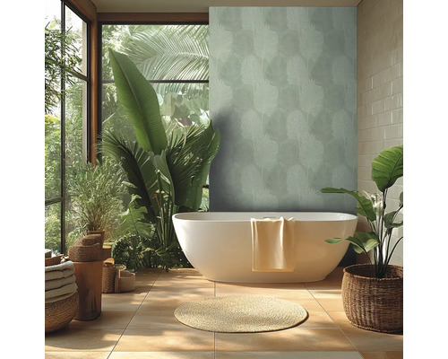 Salle de bains lumineuse avec baignoire îlot, plantes et papier peint floral pour une ambiance relaxante
