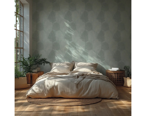 Chambre claire avec papier peint à motifs, lit, tables de chevet et plantes