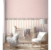 Chambre de bébé avec lit à barreaux, cheval à bascule et fauteuil en rotin