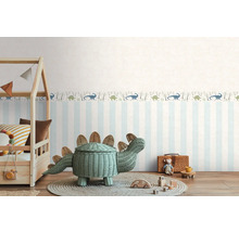 Chambre d'enfant avec papier peint rayé et bordure de dinosaures
