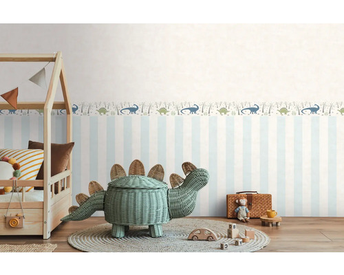 Chambre d'enfant avec papier peint rayé et bordure de dinosaures
