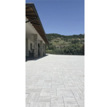 Terrasse avec pavage clair et maison avec piliers en pierre