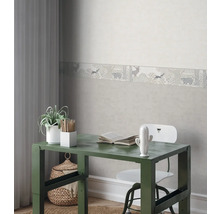 Chambre d'enfant avec bureau, chaise et bordure à motifs animaliers