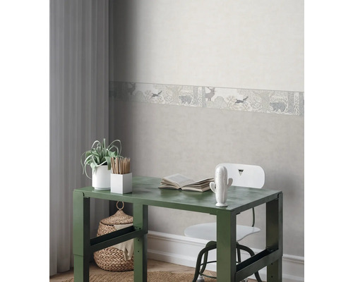Chambre d'enfant avec bureau, chaise et bordure à motifs animaliers