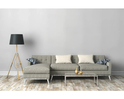 Salon avec canapé gris, lampadaire et table basse