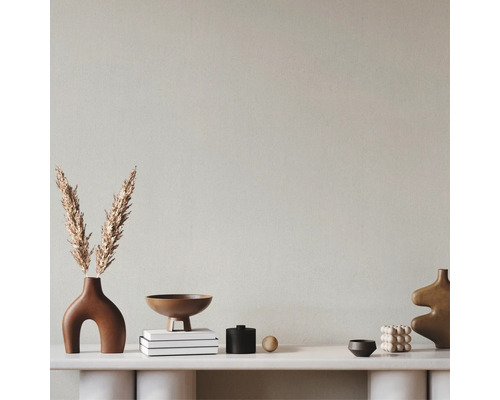 Arrangement décoratif avec vases, coupes et livres sur une étagère.