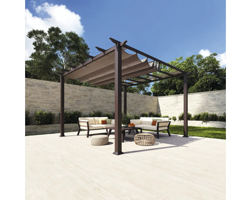 Terrasse mit Pergola, Sofas, Tisch und Hockern für den Außenbereich
