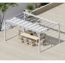 Scène avec une pergola de jardin blanche avec toit à lamelles, une table en bois et des chaises à l'extérieur
