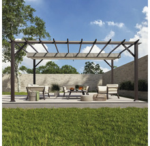 Terrasse mit Pergola, Gartenmöbeln und Rasenfläche