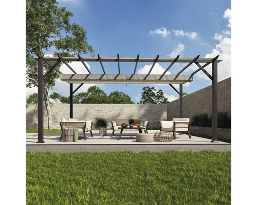 Terrasse mit Pergola, Gartenmöbeln und Rasenfläche