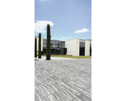 Extérieur avec pavés devant un bâtiment moderne.