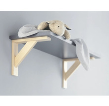 Graues Wandregal mit hölzernen Konsolen, einem Stofftier und einer Decke