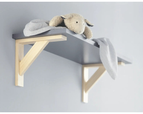 Graues Wandregal mit hölzernen Konsolen, einem Stofftier und einer Decke