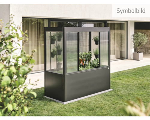 Gartenszene mit Gewächshaus zur Pflanzenzucht