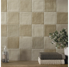 Wandfliesen im Badezimmer mit Seifenspender, Handtüchern und Pflanze