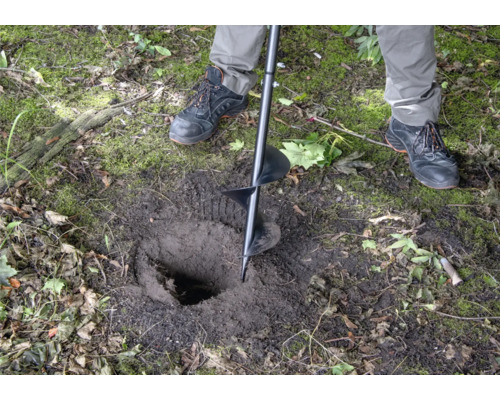 Perceuse dans le sol pour creuser un trou
