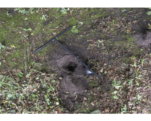 Tarière utilisée sur un sol de jardin