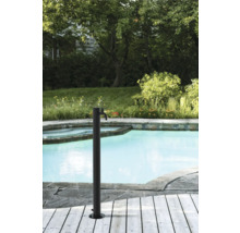 Douche de jardin à côté de la piscine avec terrasse en bois et environnement verdoyant en arrière-plan.