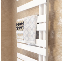 Weißer Handtuchwärmer mit zwei Handtüchern