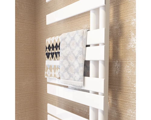 Weißer Handtuchwärmer mit zwei Handtüchern