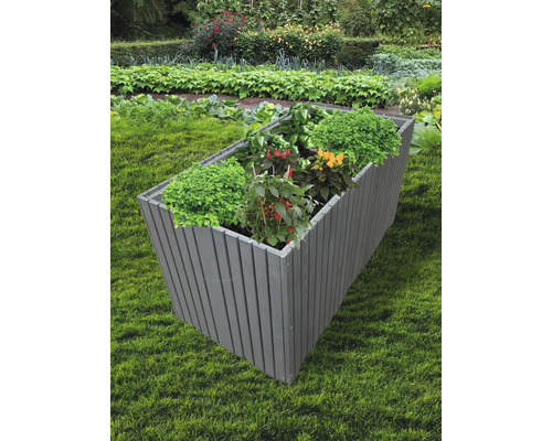 Jardinière surélevée en bois avec plantations dans le jardin