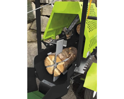 Fendeuse à bois avec bûche en position de fendage