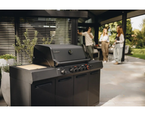 Cuisine de grill Enders avec des personnes en arrière-plan à l'extérieur