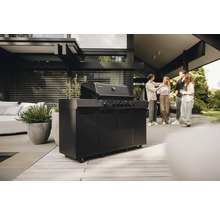 Barbecue à gaz noir avec armoire basse à l'extérieur avec quatre personnes