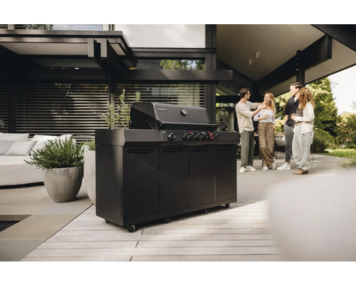 Barbecue à gaz noir avec armoire basse à l'extérieur avec quatre personnes