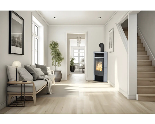 Salon avec poêle à bois, canapé, plante et escalier au design clair