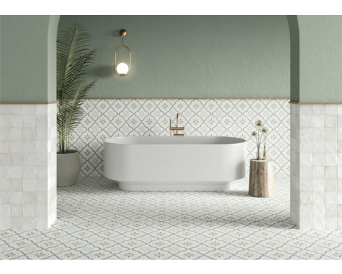 Badezimmer mit Badewanne, Fliesenboden und Wandleuchte