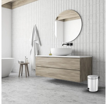 Salle de bain moderne avec lavabo, miroir et accessoires