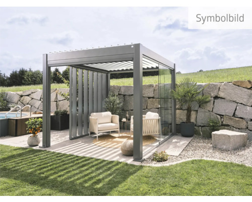 Garten Szene mit Pergola, Gartenmöbeln und Bepflanzung vor einer Steinmauer.